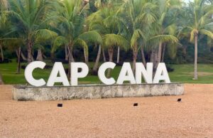 Letrero de Cap Cana fotografiado en diciembre de 2024 por Oleg Yunakov; imagen de archivo.