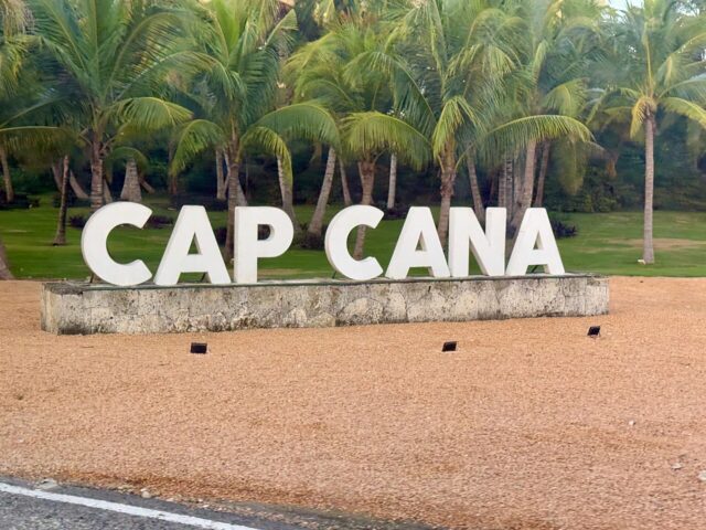 Letrero de Cap Cana fotografiado en diciembre de 2024 por Oleg Yunakov; imagen de archivo.