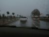 Vehículos circulan por una carretera mojada durante la lluvia; fotografía de archivo.