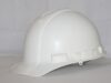 Casco de protección blanco, fotografía de archivo de 2013 alusiva al trabajo en construcción.