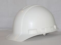 Casco de protección blanco, fotografía de archivo de 2013 alusiva al trabajo en construcción.
