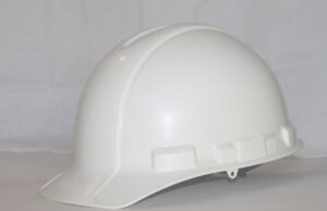 Casco de protección blanco, fotografía de archivo de 2013 alusiva al trabajo en construcción.