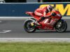 MotoGP cancela su despedida de Phillip Island por lluvia Casey Stoner conduce una motocicleta Ducati durante el Gran Premio de Australia de 2007 en Phillip Island.