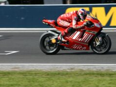 Casey Stoner conduce una motocicleta Ducati durante el Gran Premio de Australia de 2007 en Phillip Island.