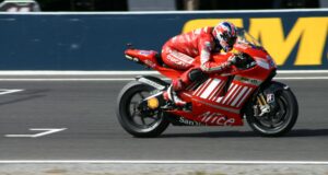 Casey Stoner conduce una motocicleta Ducati durante el Gran Premio de Australia de 2007 en Phillip Island.