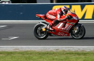 Casey Stoner conduce una motocicleta Ducati durante el Gran Premio de Australia de 2007 en Phillip Island.