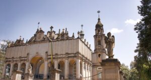 Catedral ortodoxa de la Santísima Trinidad en Addis Abeba, Etiopía, fotografiada por A. Davey en noviembre de 2007.