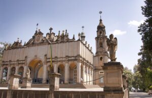 Catedral ortodoxa de la Santísima Trinidad en Addis Abeba, Etiopía, fotografiada por A. Davey en noviembre de 2007.