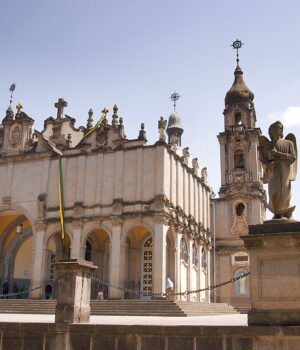 Catedral ortodoxa de la Santísima Trinidad en Addis Abeba, Etiopía, fotografiada por A. Davey en noviembre de 2007.