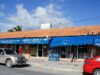 Vía urbana y comercios de Bávaro, La Altagracia; fotografía de archivo de 2012.