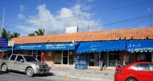 Vía urbana y comercios de Bávaro, La Altagracia; fotografía de archivo de 2012.