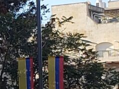 Banderas de Colombia e Israel desplegadas en Jerusalén en una fotografía de archivo de 2021