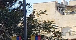 Banderas de Colombia e Israel desplegadas en Jerusalén en una fotografía de archivo de 2021