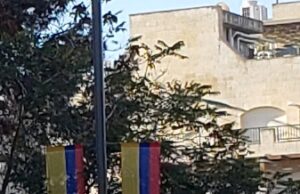 Banderas de Colombia e Israel desplegadas en Jerusalén en una fotografía de archivo de 2021