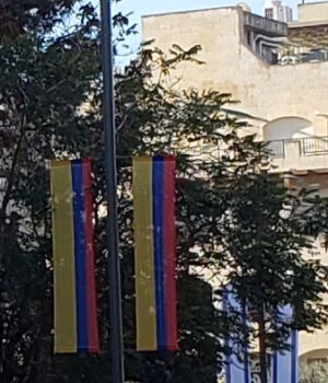 Banderas de Colombia e Israel desplegadas en Jerusalén en una fotografía de archivo de 2021