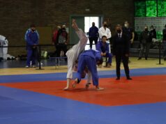 Dos judocas compiten sobre el tatami durante un combate, fotografía de archivo