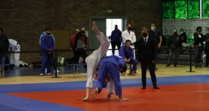 Dos judocas compiten sobre el tatami durante un combate, fotografía de archivo