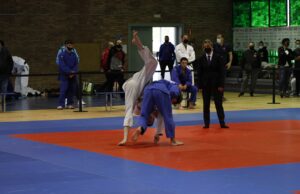 Dos judocas compiten sobre el tatami durante un combate, fotografía de archivo