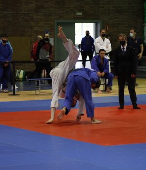 Dos judocas compiten sobre el tatami durante un combate, fotografía de archivo