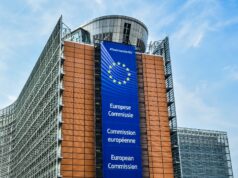 Fachada de la Comisión Europea en Bruselas con el emblema de la Unión Europea; fotografía de archivo de 2018.