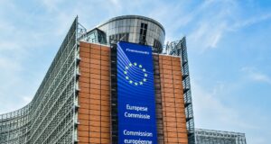 Fachada de la Comisión Europea en Bruselas con el emblema de la Unión Europea; fotografía de archivo de 2018.