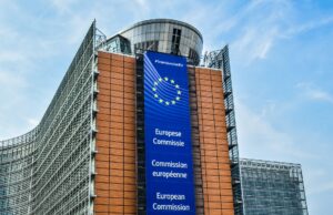 Edificio de la Comisión Europea en Bruselas, con emblema de la Unión Europea; archivo de 2018.