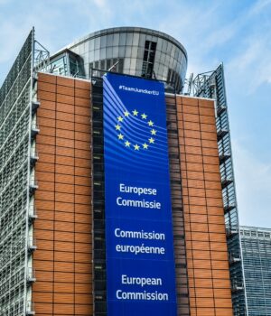 Fachada de la Comisión Europea en Bruselas con el emblema de la Unión Europea; fotografía de archivo de 2018.