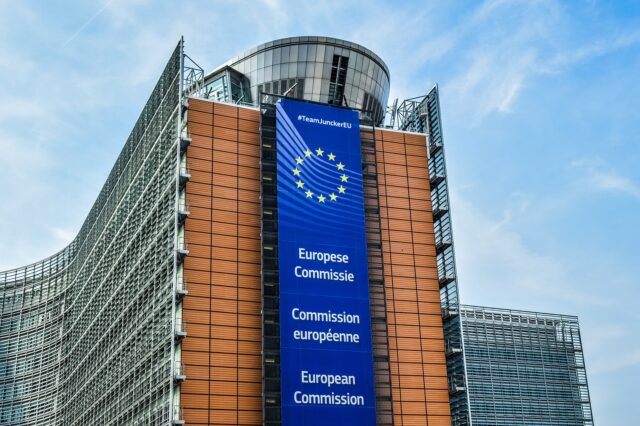 Edificio de la Comisión Europea en Bruselas, con emblema de la Unión Europea; archivo de 2018.