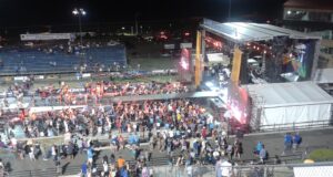Escenario de un concierto cristiano de adoración durante una actividad nocturna