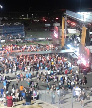 Escenario de un concierto cristiano de adoración durante una actividad nocturna