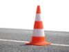 Cono naranja y blanco de señalización vial; fotografía de archivo de 2018.