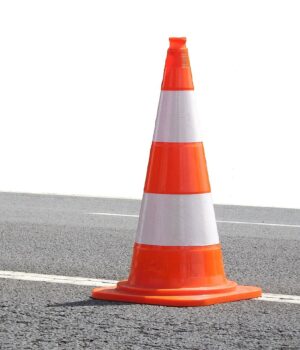 Cono de señalización — archivo, 2018 Cono naranja y blanco de señalización vial; fotografía de archivo de 2018.