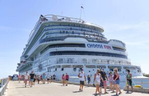 Más barcos abaratan los cruceros por el Caribe Crucero atracado en el puerto turístico Taíno Bay de Puerto Plata