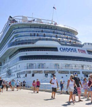 Crucero en Taíno Bay, Puerto Plata Crucero atracado en el puerto turístico Taíno Bay de Puerto Plata