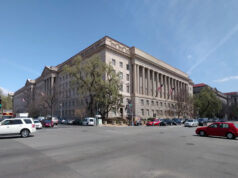 Economía de EE. UU. crece un 3,4 % anualizado en el tercer trimestre Edificio Herbert C. Hoover, sede del Departamento de Comercio estadounidense en Washington; fotografía de archivo de 2014.