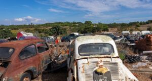 Vehículos acumulados en un depósito de chatarra, fotografía de archivo tomada en Portugal en 2016
