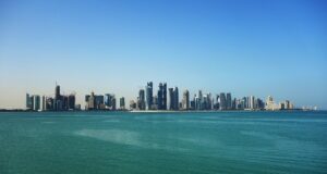 Vista de los edificios de Doha desde la bahía, fotografía de archivo de 2013.