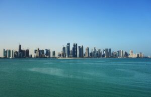 Vista de los edificios de Doha desde la bahía, fotografía de archivo de 2013.