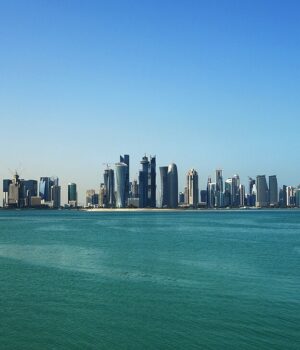 Doha — Haakon S. Krohn / Wikimedia Commons, CC BY-SA 3.0 Vista de los edificios de Doha desde la bahía, fotografía de archivo de 2013.