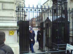 Rejas de acceso a Downing Street en Londres, con agentes de policía; fotografía de archivo de 2007.