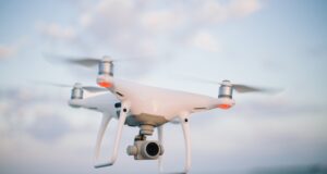 Dron en vuelo utilizado como imagen ilustrativa del monitoreo aéreo del tránsito