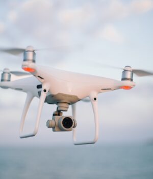 Dron en vuelo utilizado como imagen ilustrativa del monitoreo aéreo del tránsito
