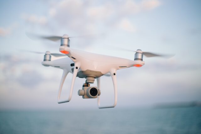 Dron utilizado como imagen ilustrativa de monitoreo del tránsito Dron en vuelo utilizado como imagen ilustrativa del monitoreo aéreo del tránsito