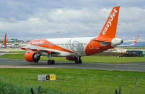 Compra de easyJet por Apollo enfrenta resistencia sindical Avión Airbus A320neo de easyJet en el aeropuerto de Manchester
