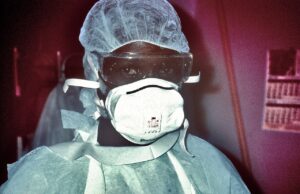 Personal de enfermería con equipo de protección durante el brote de ébola en Zaire; archivo de 1995.
