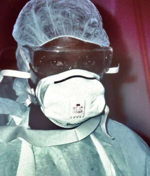 Personal de enfermería con equipo de protección durante el brote de ébola en Zaire; archivo de 1995.