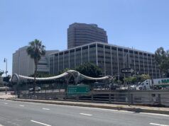 Vista de los edificios federales de Los Ángeles, incluida una oficina de USCIS, en abril de 2022.