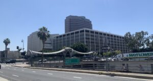 Vista de los edificios federales de Los Ángeles, incluida una oficina de USCIS, en abril de 2022.