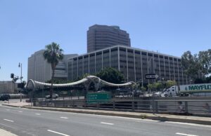 Vista de los edificios federales de Los Ángeles, incluida una oficina de USCIS, en abril de 2022.