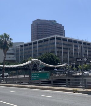 Vista de los edificios federales de Los Ángeles, incluida una oficina de USCIS, en abril de 2022.